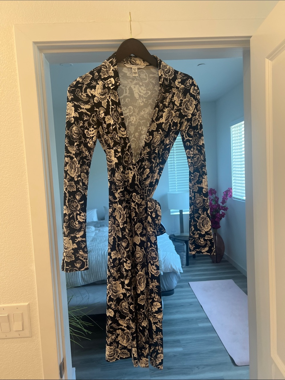 Vintage Diane Von Furstenburg 100% silk Floral toile Wrap Dress size 2